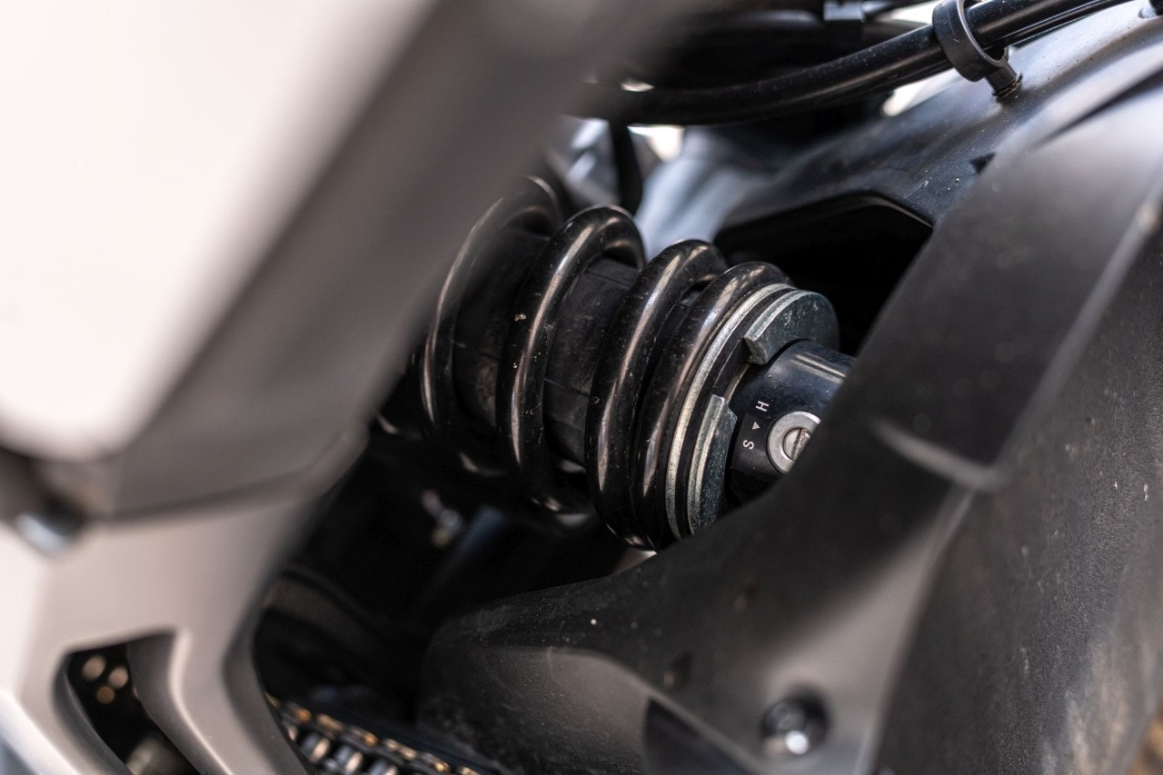 Benelli Leoncino 800 VS CFMOTO 700CL-X Heritage: prova a prendermi!